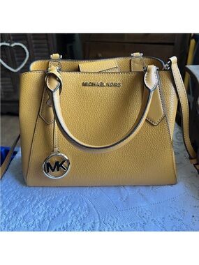 Michael Kors KIMBERLY
MARIGOLD small leather satchel
NWOT! MK Charm